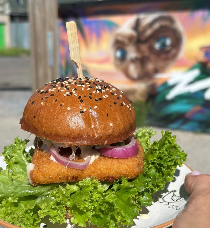 Burger před muralem s E.T.